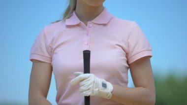 Atış odaklanan özenli kadın golfçü, ayakta adres kurulum pozisyonu, spor