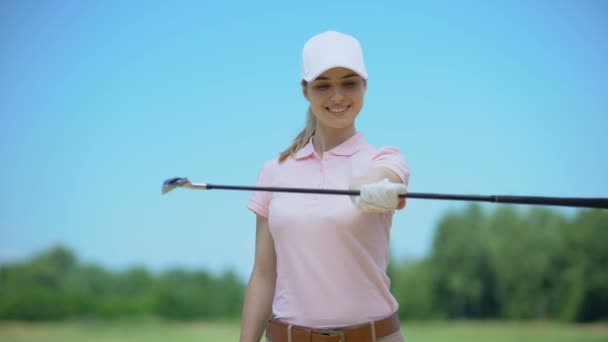Mujer alegre con club de golf calentando los músculos de la mano antes del torneo, deporte — Vídeos de Stock