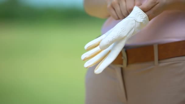 Mujer experimentada golfista con guante blanco, equipo deportivo, hobby de élite — Vídeos de Stock