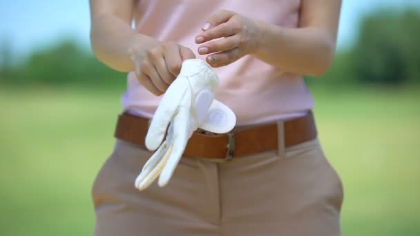 Delgado golfista femenino usando guante blanco, equipo deportivo cualitativo, hobby de lujo — Vídeos de Stock