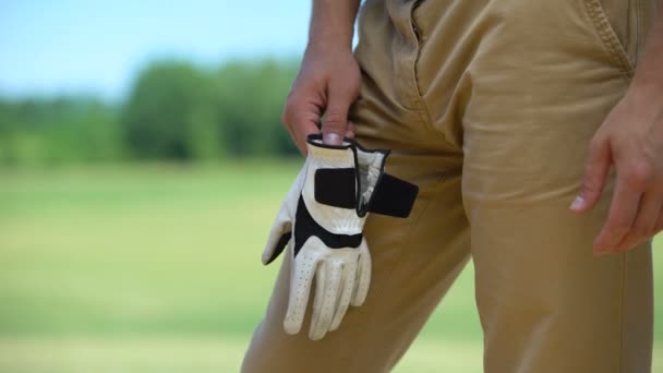 Manliga golfare bär kvalitativ vit handske, förbereder sig för att spela, elit hobby — Stockvideo