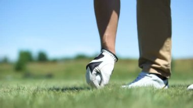 Erkek golfçü salıncak, profesyonel ve lüks spor önce golf topu kapalı teeing