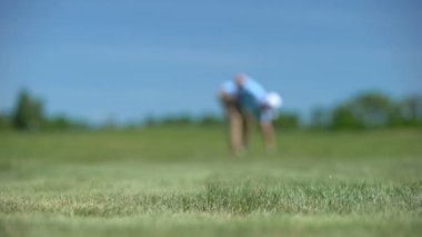 Golfçü siluet ilerde topa vurmak, başarısız atış ve sonuç memnuniyetsizlik