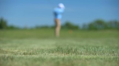 Erkek golf oyuncusu nun topu kaybetmesi silueti, sahada kötü şut sonucuyla altüst oldu