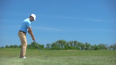 Genç erkek golf oyuncusu salıncak pozisyonda kötü sonuç, spor eğitimi topa isabet