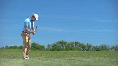 Adam golf oynarken, başarılı kısa mesafe atış seviniyor ve evet gesturing