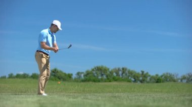 Sinir erkek golfçü salıncak kötü atış ders, topu kaybetme hakkında öfkeli isabet