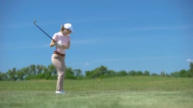 Deneyimsiz kadın golfçü hakkında memnun olmayan başarısız atış kötü şans kişi, spor