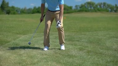 Erkek golf oyuncusu yeşil tee ve topu ayarı, spor oyunu, becerileri hazır