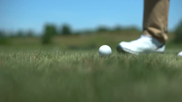 Doświadczony gracz Golf uderzając piłkę z tee, strajk strzał, hobby Sport rekreacyjny — Wideo stockowe