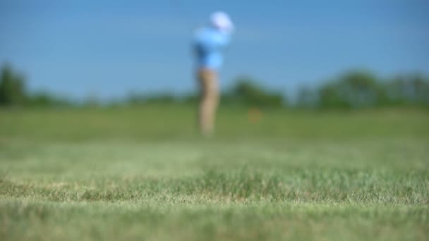 Φιγούρα του αρσενικού παίκτη του γκολφ που χάνει μπάλα, αναστατωμένος με κακό χτύπημα αποτέλεσμα σε πορεία — Αρχείο Βίντεο