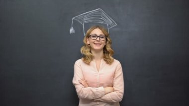 Akıllı kız tahta, eğitim programı üzerinde akademik kap resmi karşı duruyor