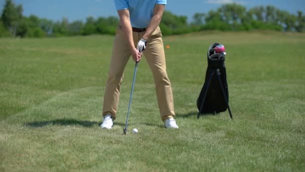 Sebevědomý golfový hráč, který se radí z míče, radostně se vydaří a gestikuluju — Stock video