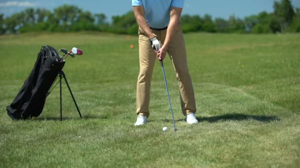 Tecrübesiz zengin adam geçmiş golf topu isabet başarısız atış, kaybeden memnun — Stok video
