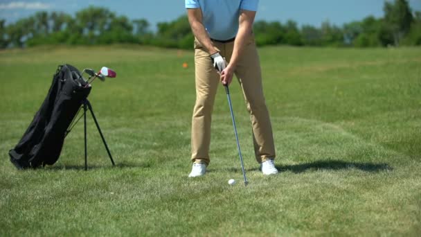 Hombre rico sin experiencia golpeando más allá de la pelota de golf disgustado con tiro fallido, perdedor — Vídeo de stock