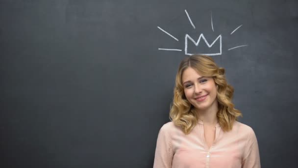 Mooie vrouw pretenderen te zijn prinses, kroon getekend op Blackboard, Beauty Tips — Stockvideo