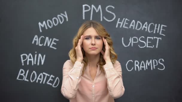 Vrouw lijdt hoofdpijn als gevolg van denkbeeldige problemen in PMS, hormoon onbalans — Stockvideo