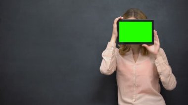 Yeşil ekran arkasında yüz gizleme Kız, internet üzerinde anonimlik kavramı, şablon