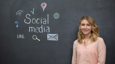 Kız kara tahta üzerinde sosyal medya işaretleri işaret, ağ bağımlılığı