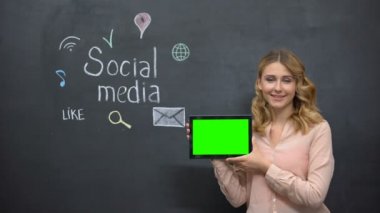 Bin yıllık kız tablet, dijital ulus, yeşil ekranda sosyal medya reklamı