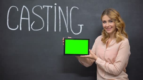 Dívka nabízející online registraci pro obsazení, přidržování tabletu se zelenou obrazovkou — Stock video
