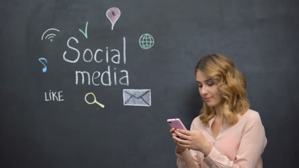 Lány kiküldetés üzenetet a szociális média segítségével mobiltelefonján, globális kapcsolat nettó — Stock videók