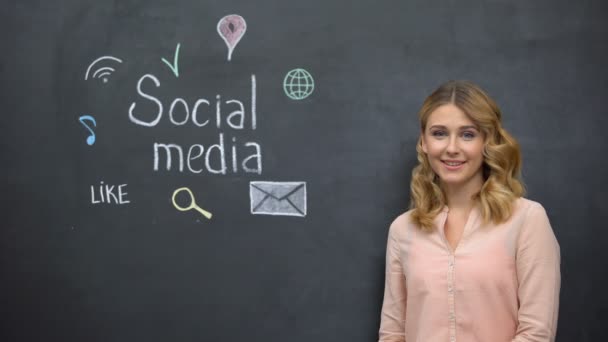 Chica señalando signos de redes sociales en pizarra, adicción a las redes sociales — Vídeos de Stock