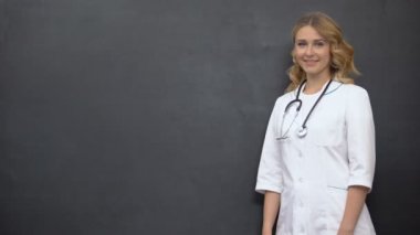 Genç kadın doktor kara tahta yakınında poz, tıbbi tavsiye için şablon