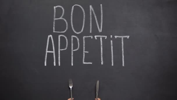 Händer med kniv och gaffel flyttar till Bon Appetit franska fras, matlagning recept — Stockvideo