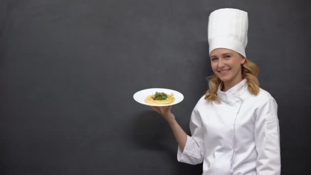 Chef sosteniendo plato con pasta, deliciosas recetas de comida italiana, artes culinarias — Vídeos de Stock