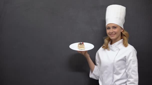 Chef hembra sosteniendo postre, plantilla para recetas de pasteles, anuncio de panadería — Vídeos de Stock