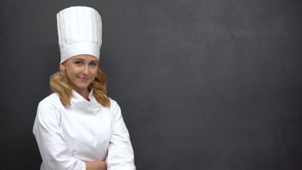 Sorrindo cozinheiro sênior apontando dedo em quadro-negro, café, modelo para texto — Vídeo de Stock