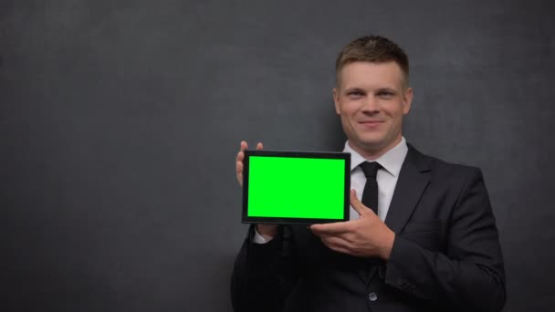 Erfolgreicher Geschäftsmann mit Tablet-PC mit grünem Bildschirm, Finanzausbildung — Stockvideo