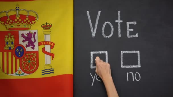 Bandera de España en pizarra, mano marcando sí respuesta en voto, elección parlamentaria — Vídeo de stock