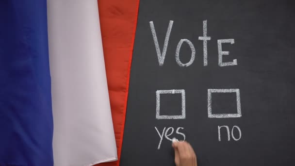 Französische Flagge auf Tafel, Handzeichen "Ja" bei Abstimmung, Präsidentschaftswahl — Stockvideo