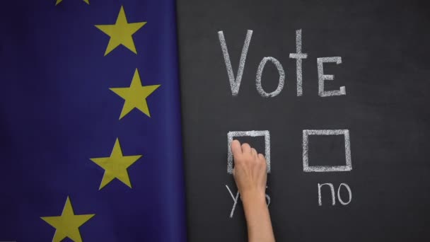 Vlag van de Europese Unie op schoolbord, hand markering ja antwoord in stemming, lidmaatschap — Stockvideo