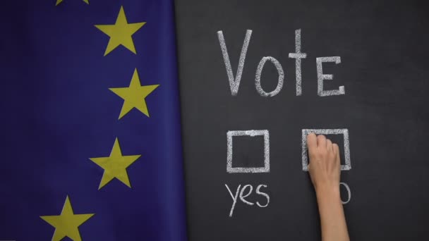 Vlag van de Europese Unie op de achtergrond, hand markering geen antwoord in stemming, lidmaatschap — Stockvideo