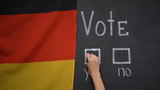 Duitse vlag op Blackboard, hand markeren ja antwoord in stemming, Voorzitter verkiezingen — Stockvideo