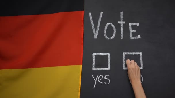 Német zászló a háttérben, a kéz jelölés nincs válasz a szavazás, a társadalmi közvélemény-kutatás — Stock videók