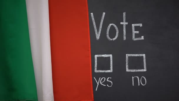 Italiaanse vlag op Blackboard, hand markeren ja antwoord in stemming, Voorzitter verkiezingen — Stockvideo