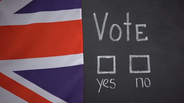 Bandera británica en segundo plano, mano que marca ninguna respuesta en la votación, elecciones parlamentarias — Vídeos de Stock