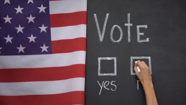 Bandeira dos EUA em segundo plano, mão marcando nenhuma resposta em votação, eleição para o parlamento — Vídeo de Stock