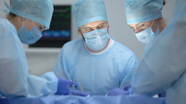 Nervous surgeons performing operation in hospital with modern equipment, work — Stock Video