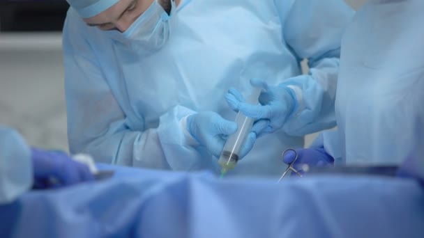 Hastane operasyonu sırasında enjeksiyon yapan profesyonel anestezi uzmanı, sağlık — Stok video