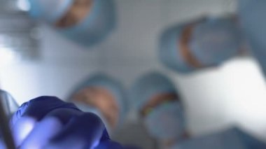 Tehlikeli cerrahlar yasadışı insan organlarını kesme, suç ticareti tehlike