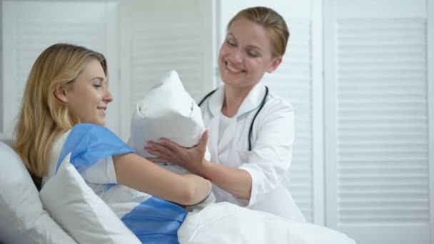 Uśmiechnięty lekarz dając szczęśliwą matkę noworodka, szczęśliwy macierzyństwo, Rodzina — Wideo stockowe