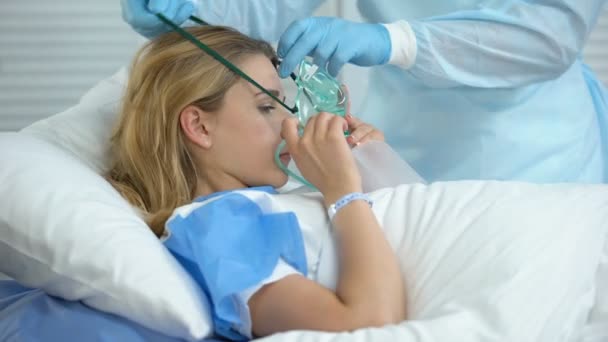 Медсестра в кислородной маске пациентки, подготовка к операции, больница — стоковое видео