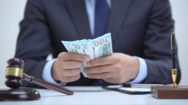 Rüşvet parasını ceketinde saklayan, yasadışı iş anlaşması imzalayan yozlaşmış avukat