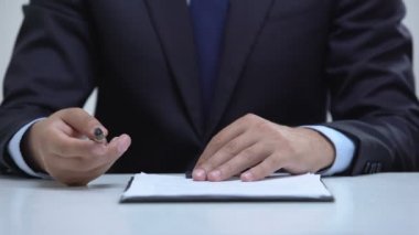 Avukat elleri iş sözleşmesi imzalamak için kalem dışarı tutarak, satış sözleşmesi closeup