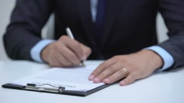 Adam boşanma kararı imzalıyor, öfkeyle alyans, mülkiyet bölümü kapalı alarak